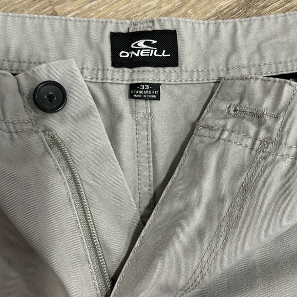 🆕 O’Neill Men’s Light Grey Cargo Shorts Size 33 - Picture 3 of 3